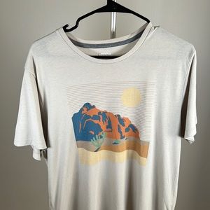 Used Tan Old Navy Short Sleeve Mountain Graphic Tee. Size L